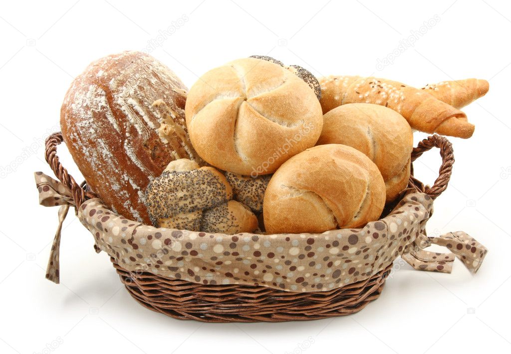 Gemischter Korb mit unterschiedlichen Brötchen und Brezen